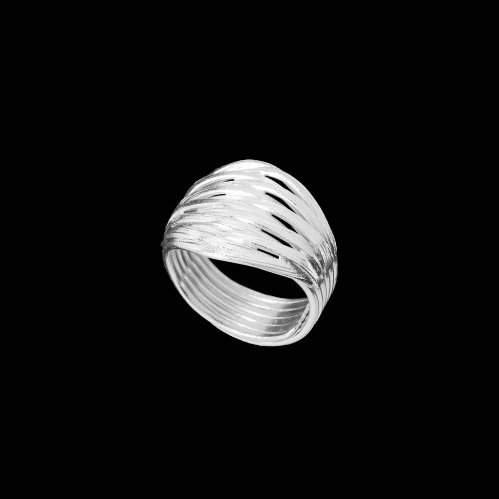 Bague en argent contemporaine N°42 réalisée avec six brins d'argent pur qui s'entrelacent en une symétrie parfaite - Itsara bijoux