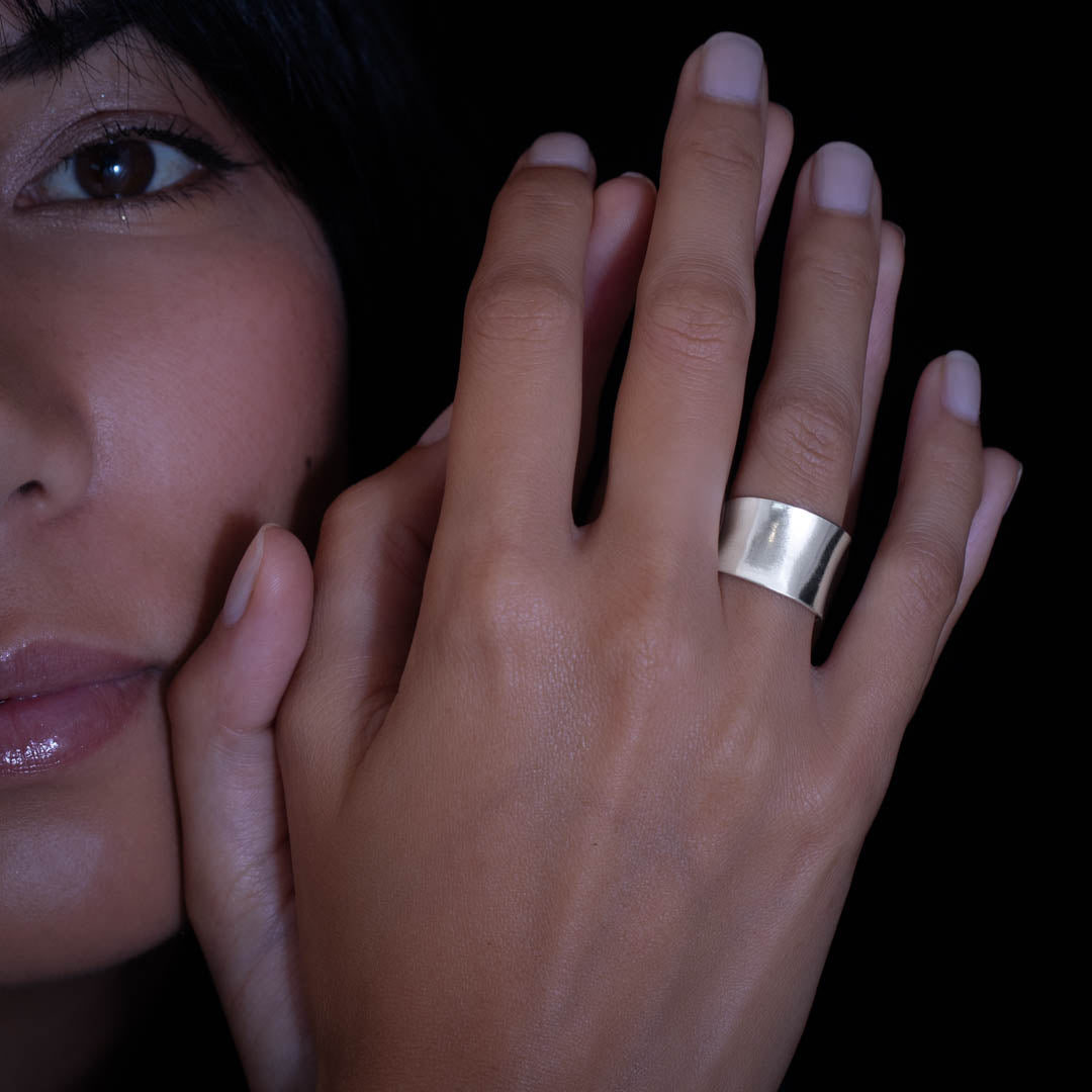 Bague en argent contemporaine N°43 pour femme en argent massif, légèrement incurvée et non patinée. Avec sa finition lisse, cette pièce sobre et élégante est un incontournable de la collection Itsara qui s’adapte à tous les styles. Bague porté par un modele féminin  - Itsara bijoux