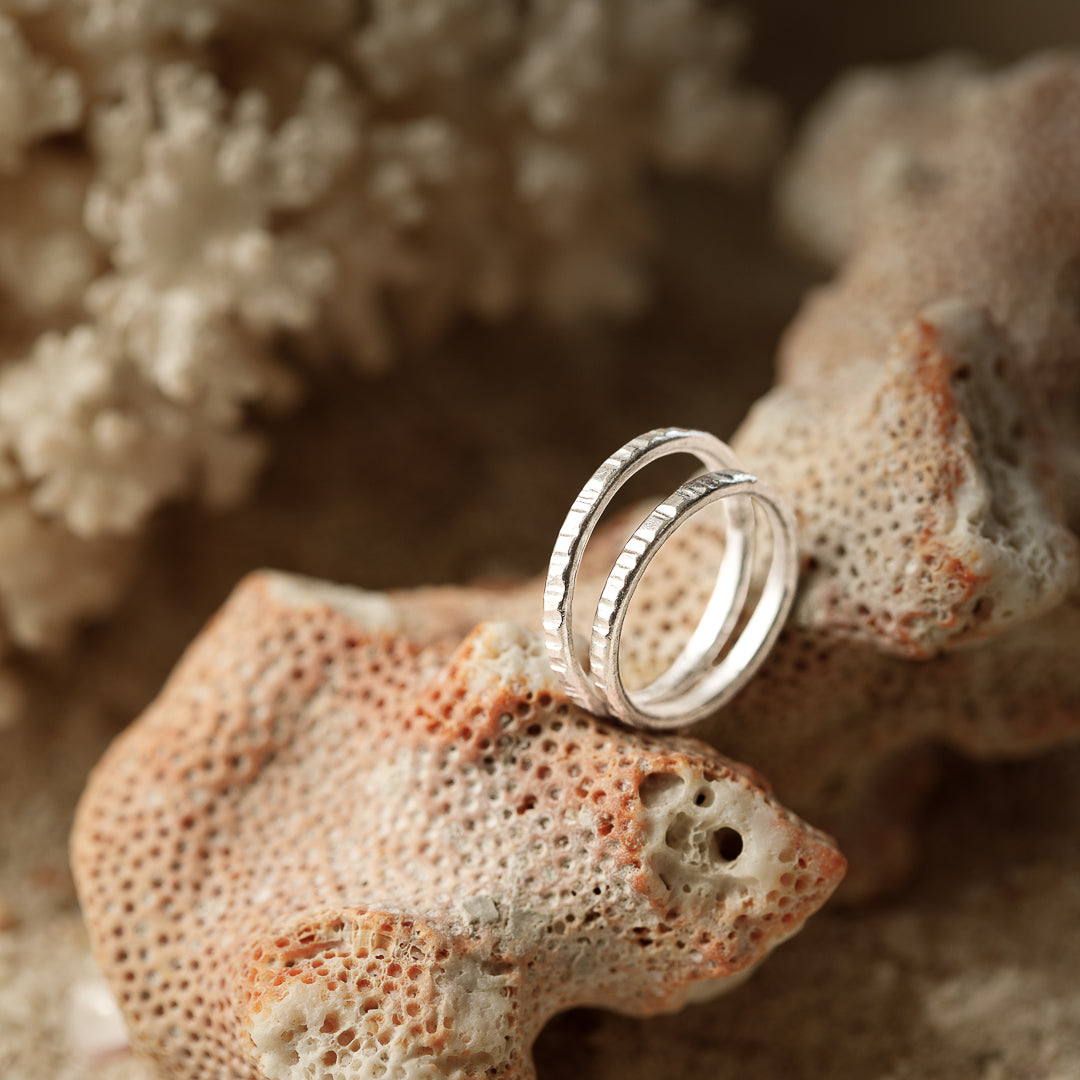 bague artisanale en argent massif contemporaine N°44 - anneau strié fin fait main - Itsara 