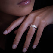 Bague en argent contemporaine N°51 composée de cinq anneaux faits à la main en argent massif. Son design simple et non patiné en fait un classique intemporel pour toutes les occasions - Itsara bijoux