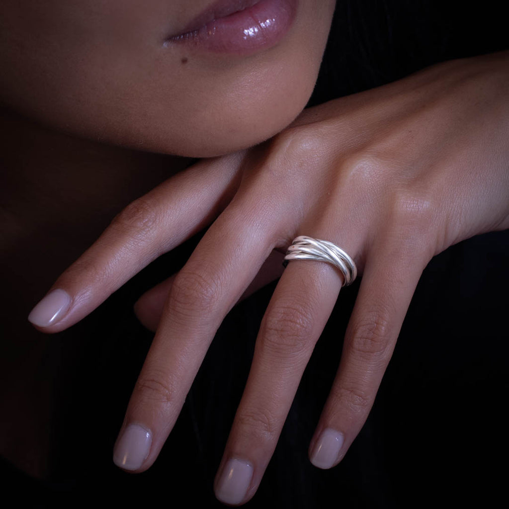 Bague en argent contemporaine N°51 composée de cinq anneaux faits à la main en argent massif. Son design simple et non patiné en fait un classique intemporel pour toutes les occasions - Itsara bijoux