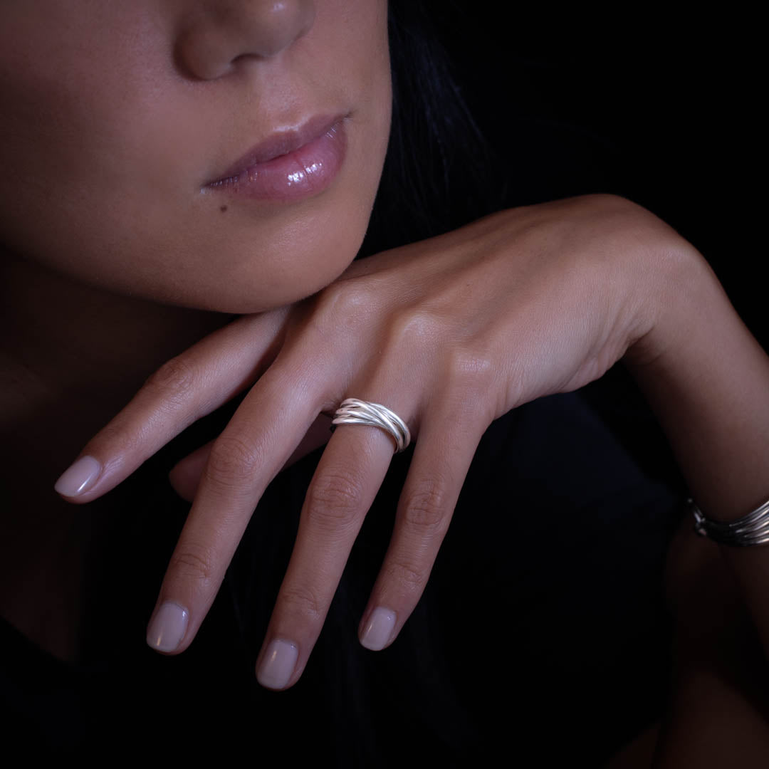 Bague en argent contemporaine N°51 pour femme, faite à la main avec cinq anneaux en argent massif. Son design simple et minimaliste fait de cette bague un indispensable dans toute boîte à bijoux - Itsara bijoux