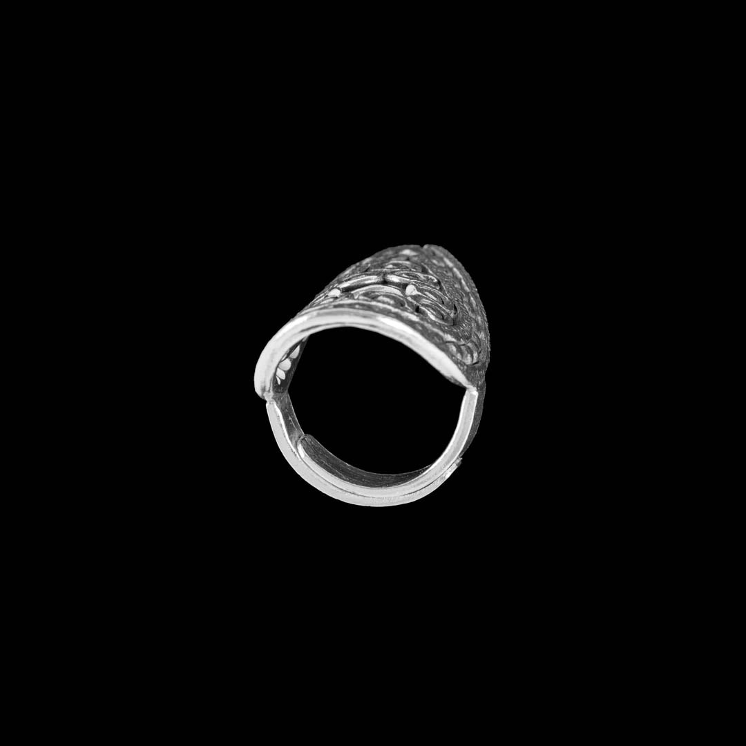 Bague femme artisanale en argent contemporaine N°54 en forme de goutte, dotée d’un relief travaillé à la main. Avec ses détails graphiques et son ouverture centrale, elle est parfaite pour un style élégant et contemporain - Itsara bijoux