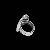 Découvrez cette bague en argent contemporaine N°56 une grande création pour femme avec des tourbillons évoquant le mouvement de l'eau et de l'air. Un bijou audacieux qui attire tous les regards - Itsara bijoux