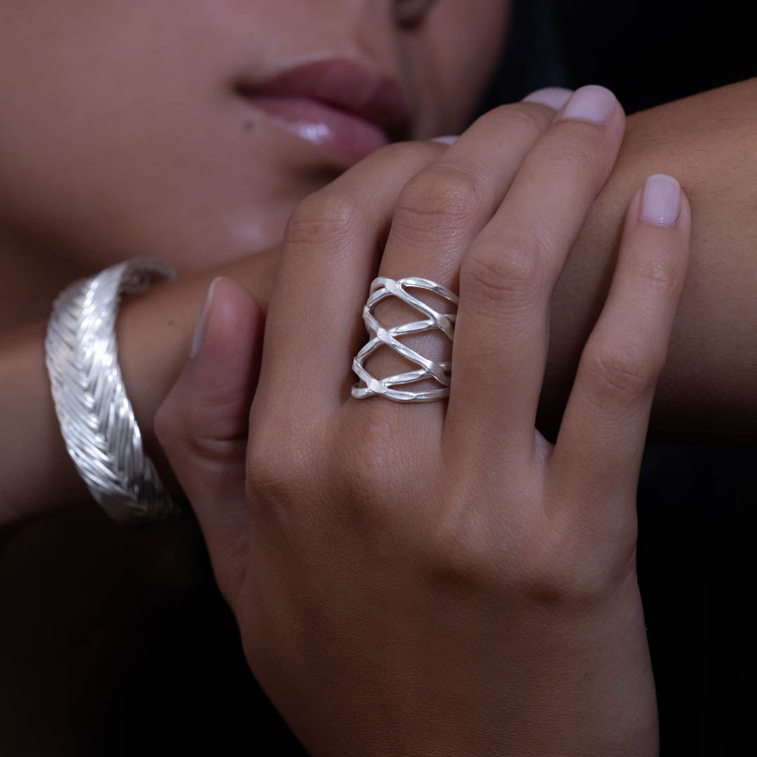 Bague en argent contemporaine N°01 pour femme qui se distingue par son design ajouré et raffiné , bague ajustable par le dessous - - Itsara bijoux