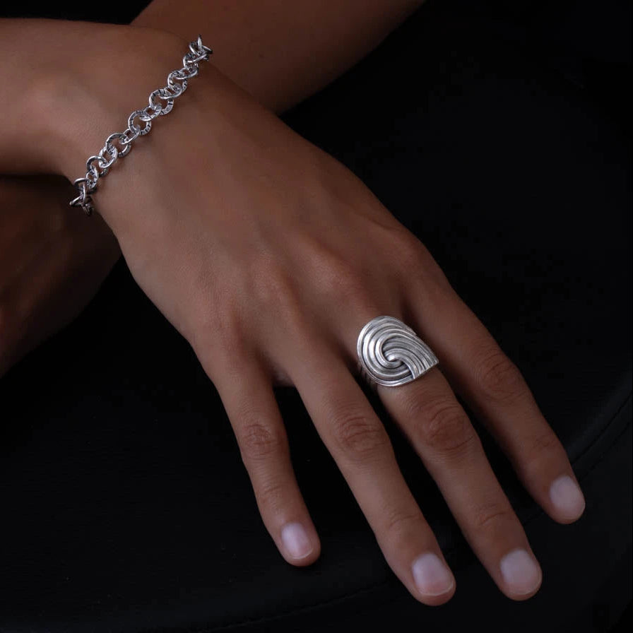 Main féminine portant une bague en argent massif contemporaine N°47 fabriquée à la main - Itsara bijoux
