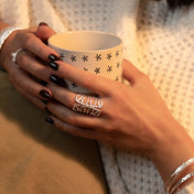 Modèle féminin portant une bague en argent massif contemporaine N°68 fabriqué à la main - Itsara bijoux