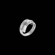 Enroulée en trois anneaux distincts, cette bague en argent contemporaine N°20 allie design contemporain et confort. Son style minimaliste en fait une pièce incontournable pour les amatrices de bijoux argentés tendance - Itsara bijoux