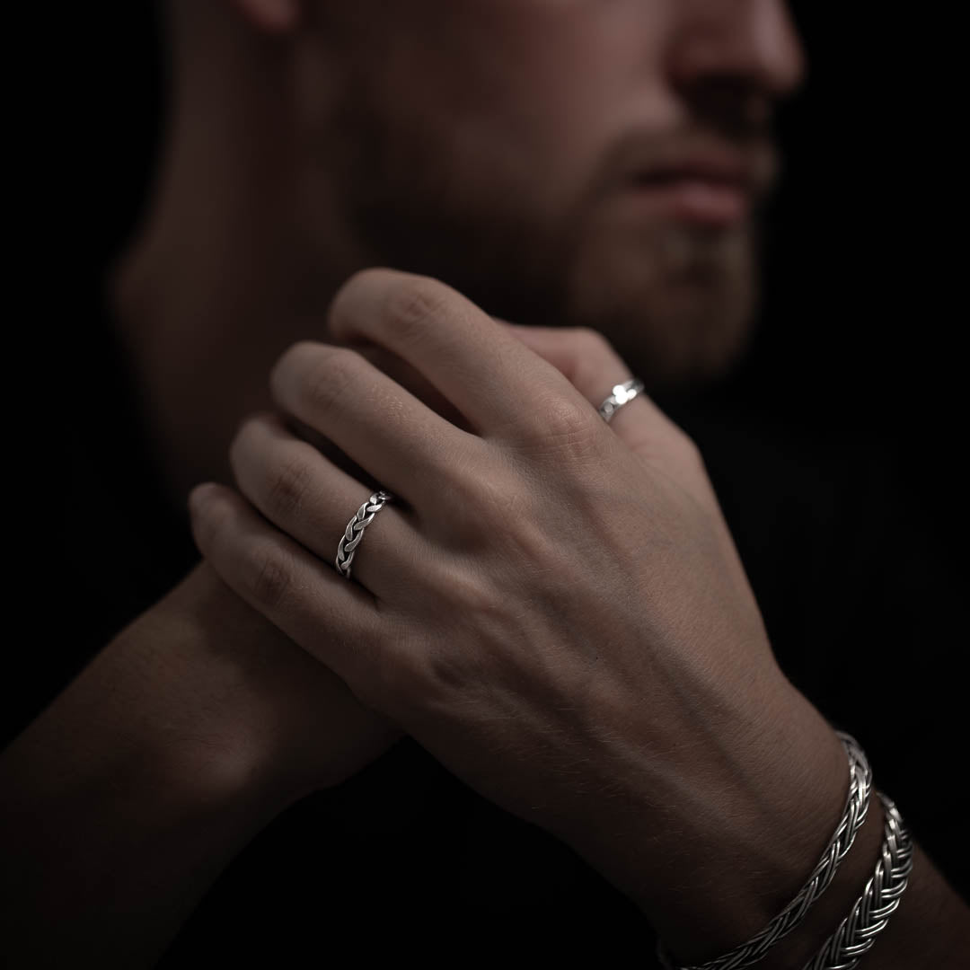 Homme portant une bague en argent contemporaine N°34 tressé entièrement à la main - Itsara bijoux