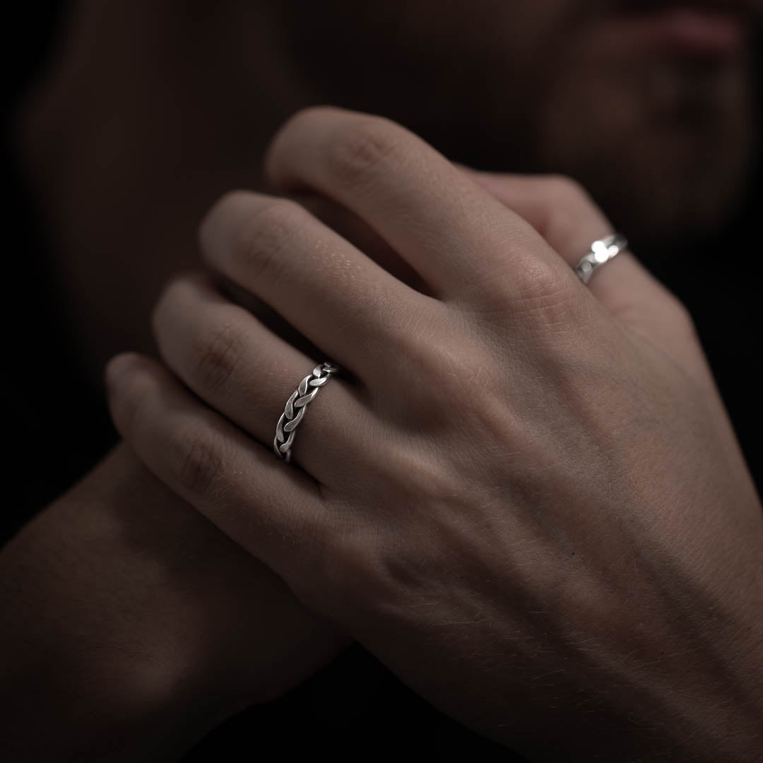 Modèle masculin portant une bague fine en argent contemporaine N°34 fabriquée entièrement à la main - Itsara bijoux