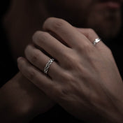 Modèle masculin portant une bague fine en argent contemporaine N°34 fabriquée entièrement à la main - Itsara bijoux