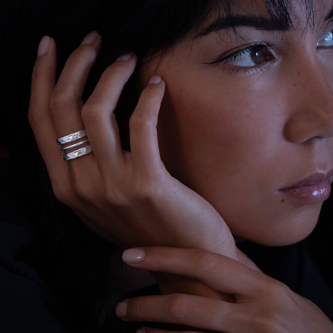 Cette bague en argent contemporaine N°35 pour femme est un véritable bijou de sophistication. Ajourée et martelée, elle offre une esthétique lumineuse et moderne, idéale pour les amateurs de style unique - Itsara bijoux