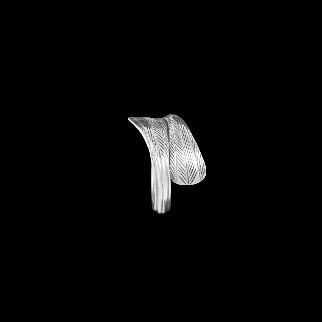 Vue latérale d'une bague en argent massif ethnique N°03 avec un design torsadé artisanal, pièce unique de bijouterie ethnique - Itsara bijoux