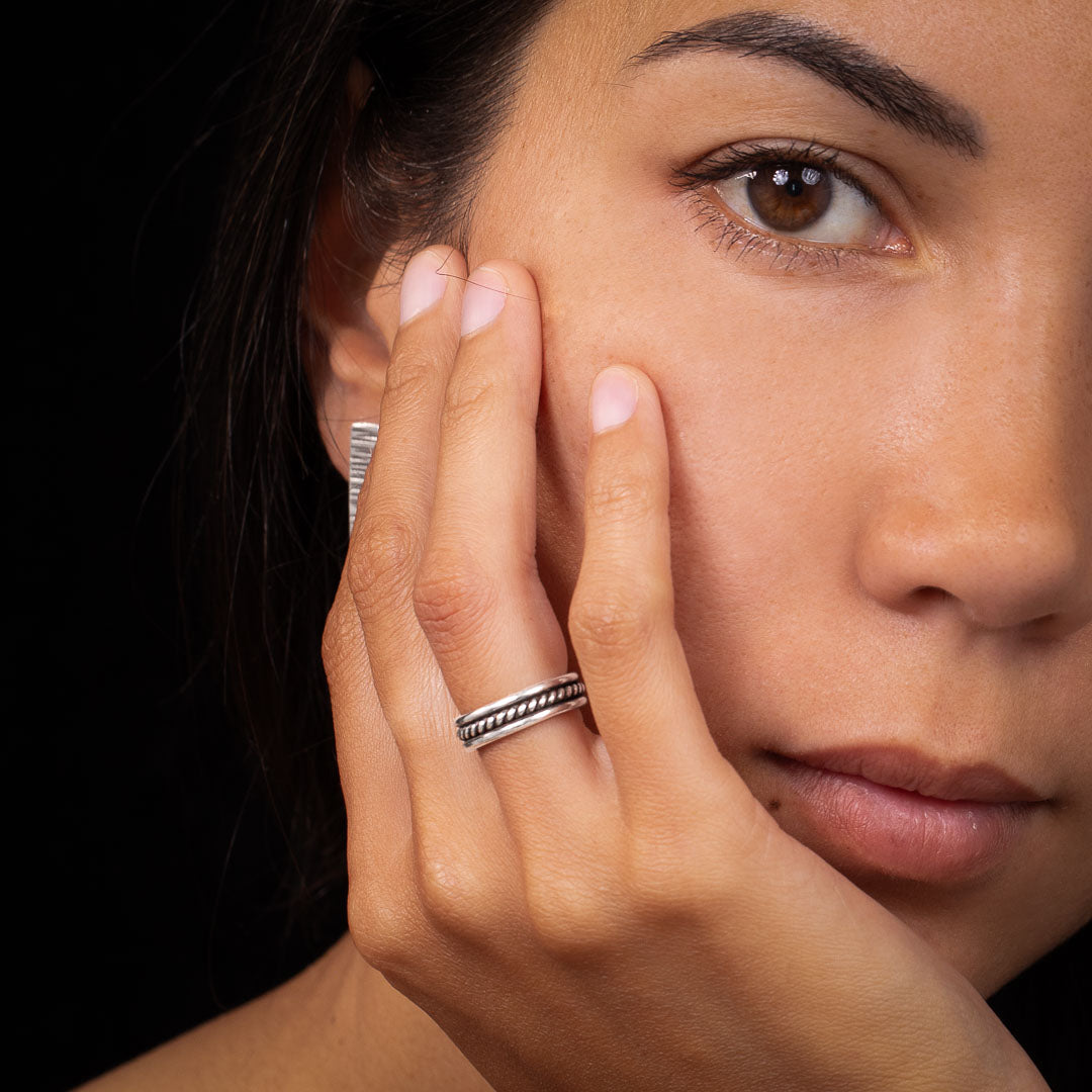 bague en argent massif ethnique N°17 - anneau artisanal en argent avec torsade, patiné - Itsara Bijoux