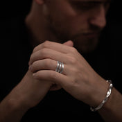 Modèle masculin portant une bague en argent N°22 massif réalisé entièrement à la main par les artisans karen - Itsara bijoux