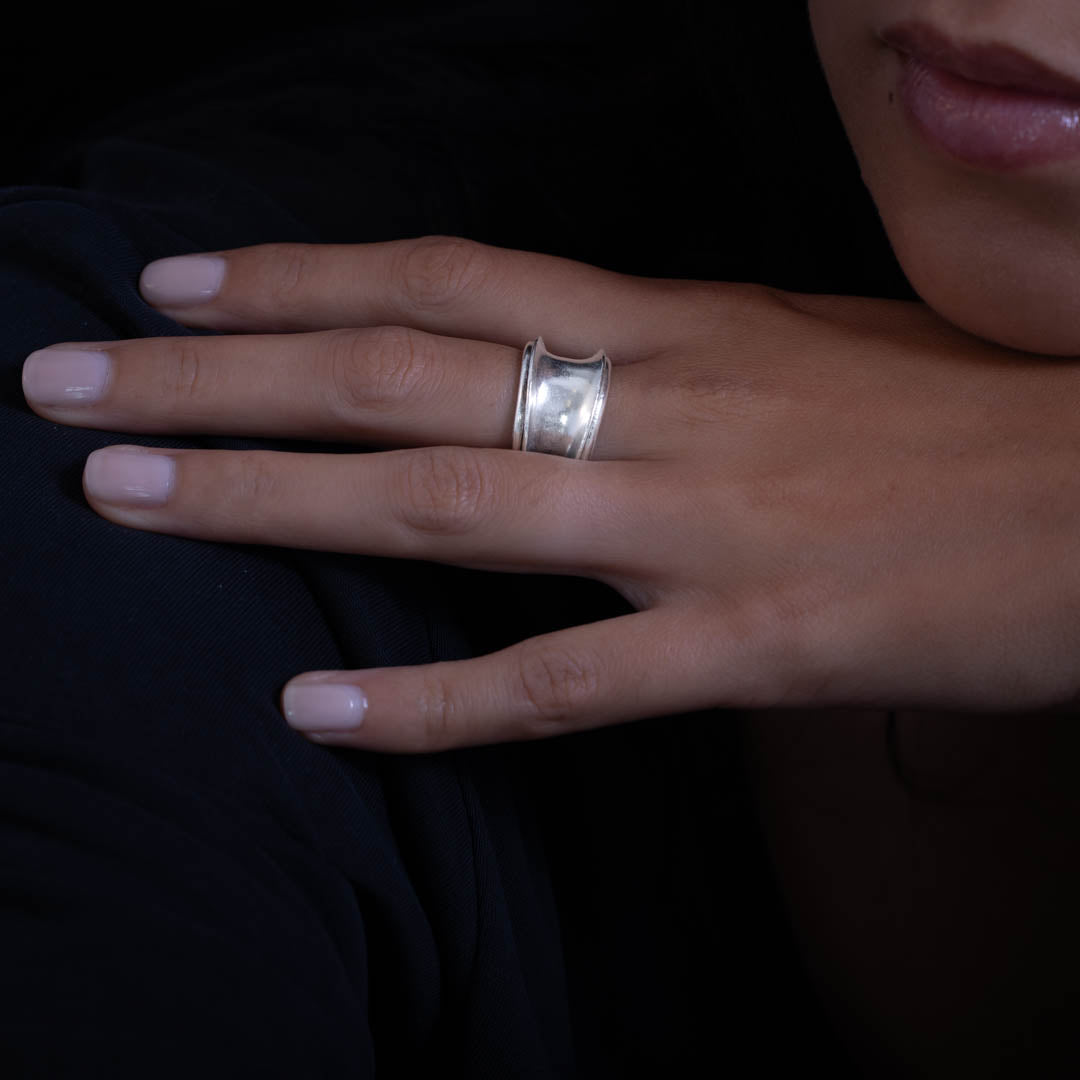 Femme portant une bague en argent massif ethnique N°22 artisanal avec design brut et enroulé - Itsara bijoux