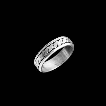 Bague artisanale en argent massif pour homme, entièrement réalisée à la main, avec une patine pour renforcer ses reliefs ethniques. Son motif gravé apporte un style unique et intemporel.