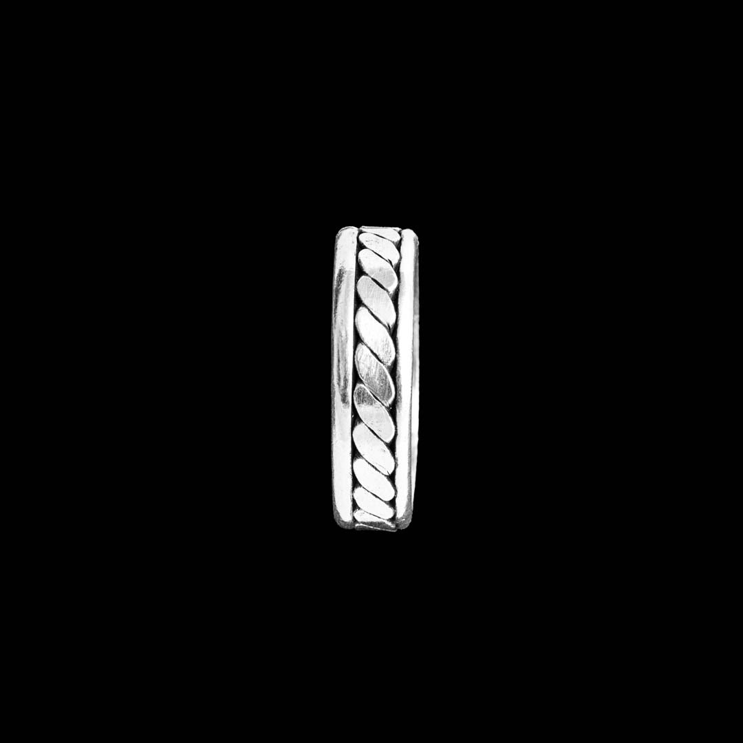 Vue latérale d'une bague artisanal en argent massif ethnique N°23 avec une patine subtile apportant une touche ethnique au design - Itsara bijoux