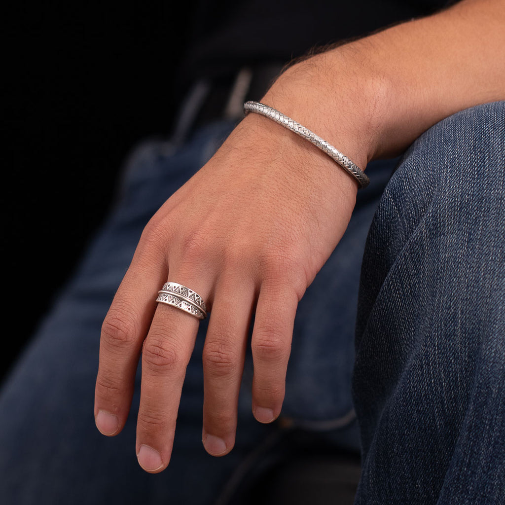  Bague en argent massif ethnique N°27 pour homme, faite à la main, ornée de motifs ethniques symétriques. La patine révèle la finesse du poinçonnage traditionnel, ajoutant une touche authentique à ce bijou artisanal - itsara bijoux 