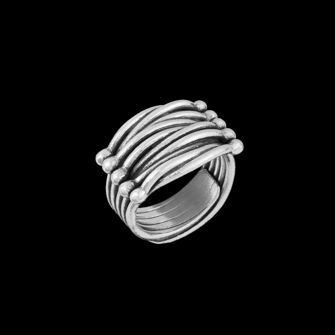 Bague artisanale en argent massif ethnique N°34 composée de 5 anneaux noués sur le dessus, avec des extrémités arrondies et une patine subtile - bague ajustable - Itsara bijoux