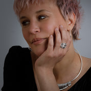 Bague artisanale en argent massif ethnique N°34 composée de 5 anneaux noués sur le dessus, avec des extrémités arrondies et une patine subtile - bague ajustable - Itsara bijoux