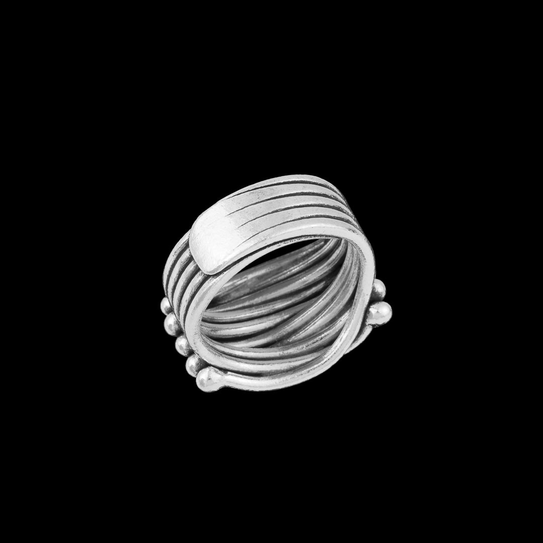 Bague artisanale en argent massif ethnique N°34 composée de 5 anneaux noués sur le dessus, design graphique argent patiné - bague ajustable - Itsara bijoux