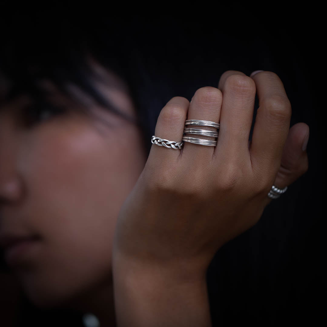 Cette bague en argent contemporaine N°22 avec ses trois anneaux ajourés, griffés et patinés, est le mélange parfait entre modernité et style intemporel - Itsara bijoux