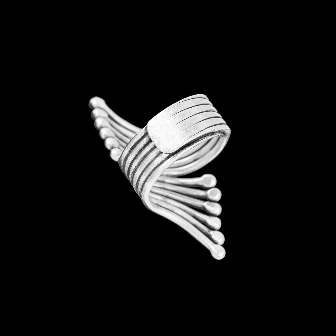 Grande bague artisanale en argent massif ethnique N°37 avec six fils épais d'argent et perles aux extrémités, bijou graphique et patiné - Itsara bijoux