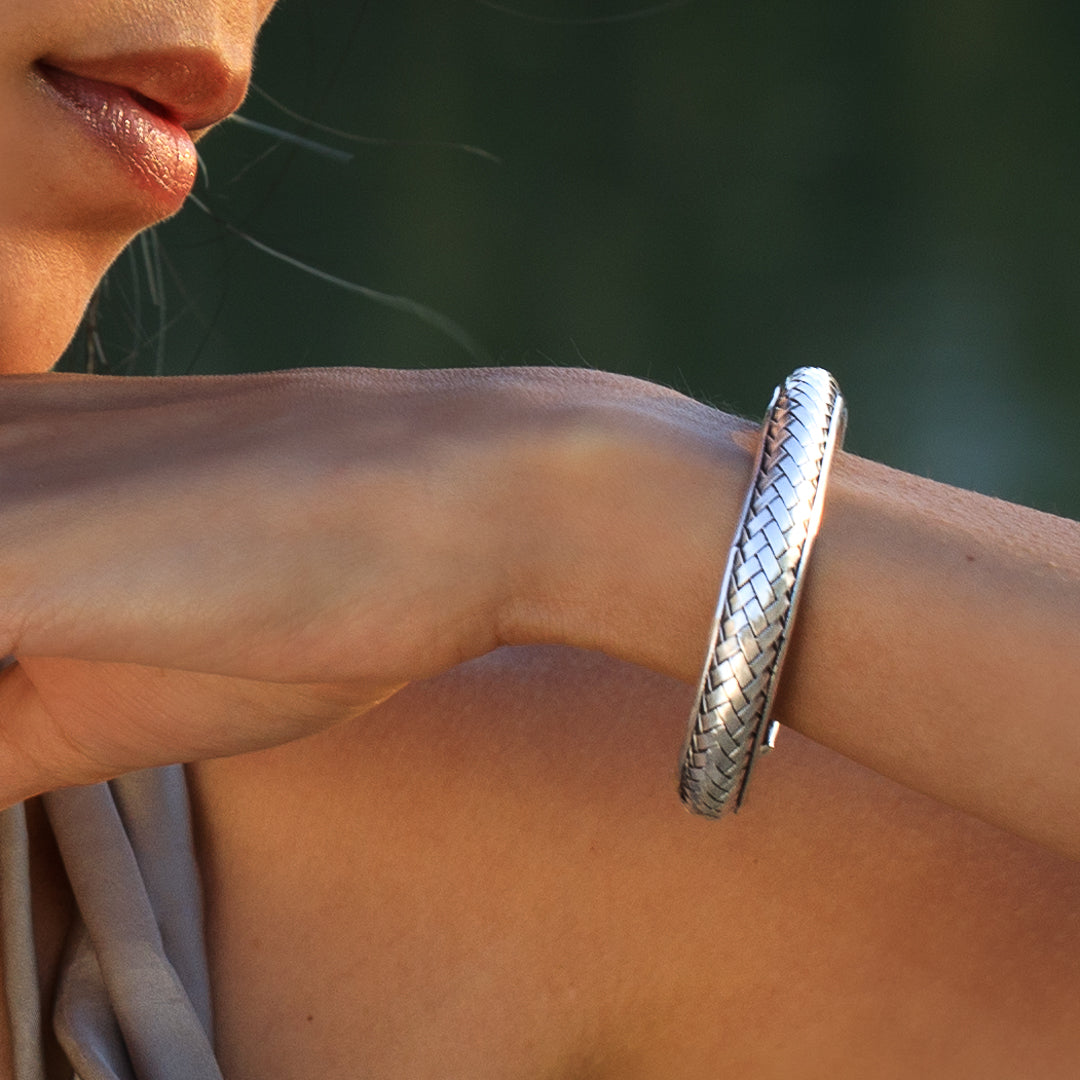 Bracelet en argent N°07 jonc ouvert artisanal traditionnel ethnique tressé en argent massif, bombé et patiné - Itsara Bijoux