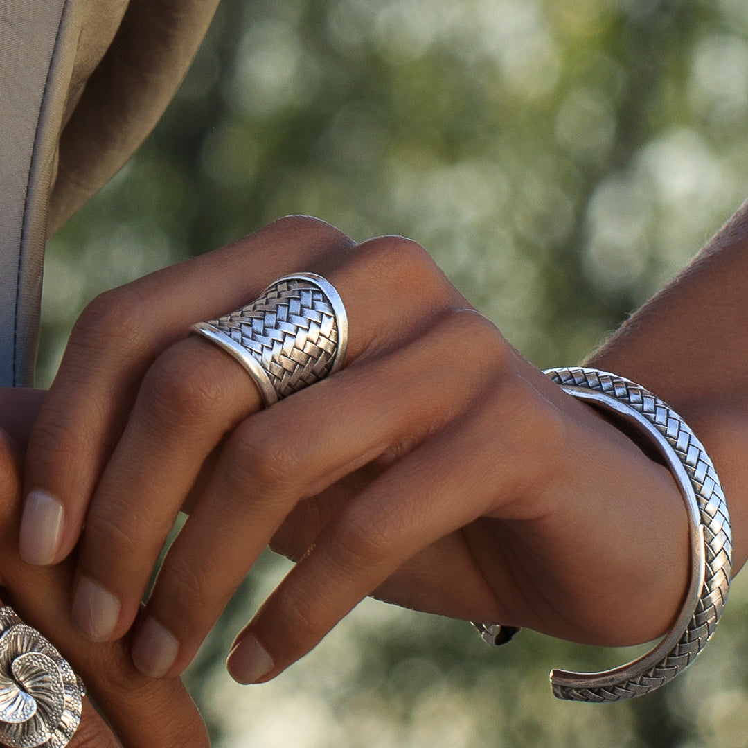 Bague artisanale en argent massif ethnique N°38, bague ethnique réalisée en tressage d'argent et une patine subtile - Itsara bijoux