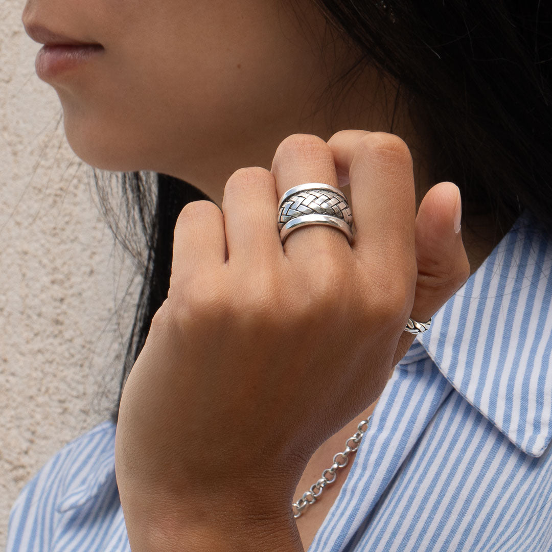 Bague en argent massif ethnique N°39 - anneau large artisanal tressé fait main en argent massif patiné - Itsara Bijoux
