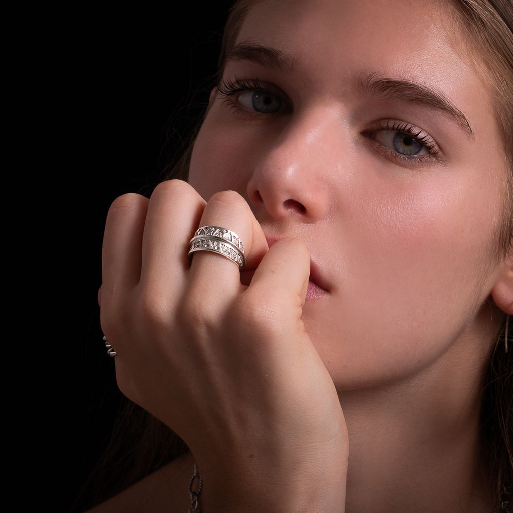 Bague artisanale en argent massif ethnique N°27 de style tribal avec motifs symétriques poinçonnés à main levée et patinée- Itsara bijoux