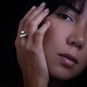 Femme portant une bague en argent massif ethnique N°48 avec deux dragons stylisés face à face, bijou ancien et symbolique - Itsara bijoux