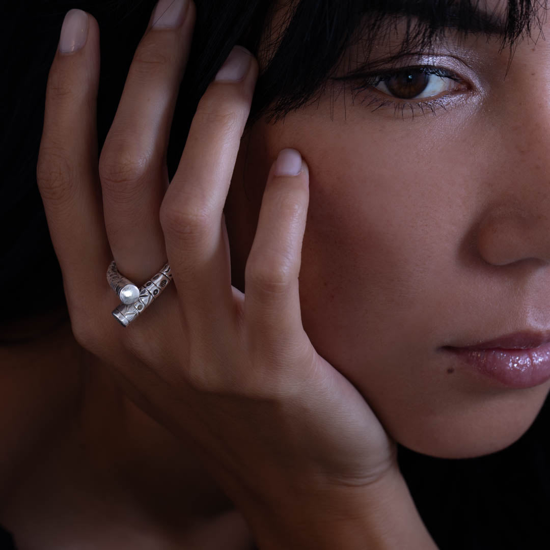 Femme portant une bague ethnique en argent massif ethnique N°48 avec deux dragons stylisés, bijou artisanal puissant par sa forme et sa symbolique - Itsara bijoux