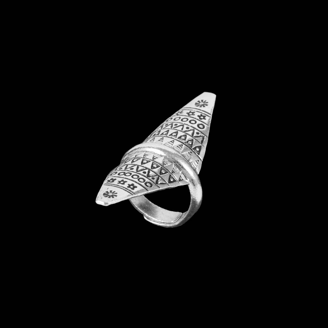 Vue latérale d'une bague artisanale en argent massif ethnique N°51 avec des motifs tribaux travaillés à la main, bijou traditionnel de l'ethnie Akha - Itsara bijoux