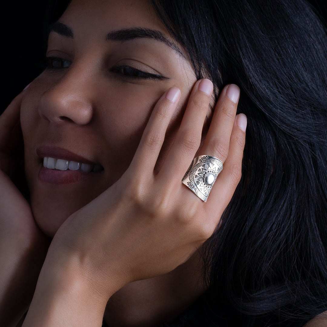 Bague ethnique en argent massif N°53 avec un motif de soleil en relief et une patine subtile, bijou artisanal protecteur - Itsara bijoux