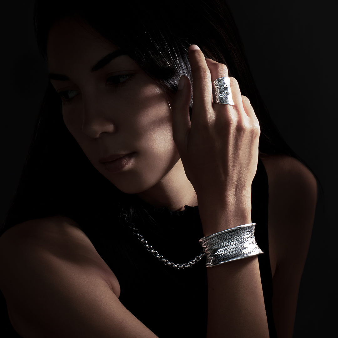 Bague ethnique en argent massif N°53 avec un motif de soleil en relief et une patine subtile, bijou artisanal protecteur - Itsara bijoux