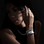 Bague ethnique en argent massif N°53 avec un motif de soleil en relief et une patine subtile, bijou artisanal protecteur - Itsara bijoux