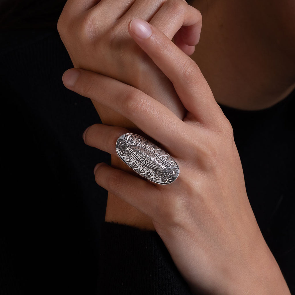 Grande bague artisanale en argent massif ethnique N°60 avec un motif en relief, bijou ethnique chic , bijou talisman fait à la main - Itsara bijoux