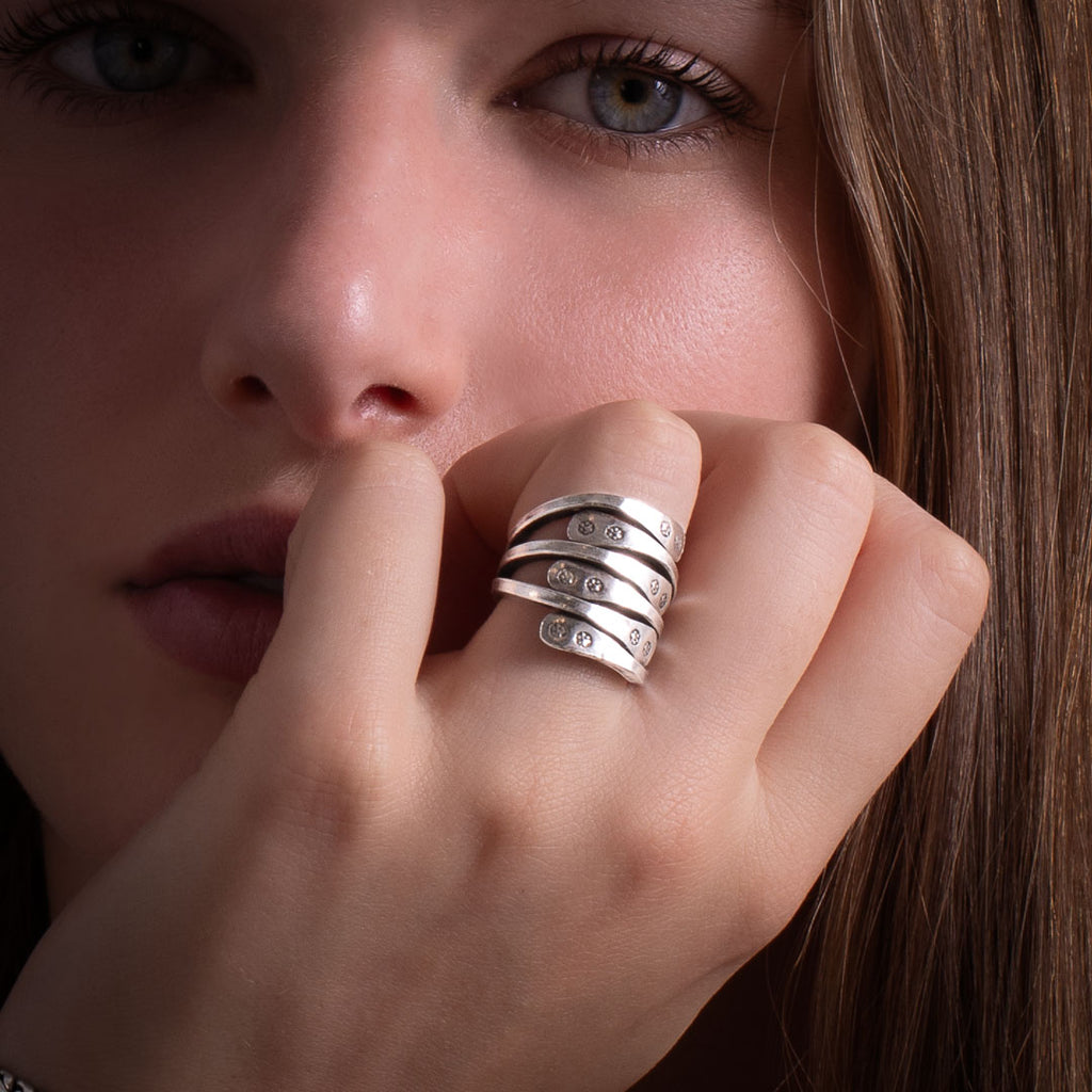 Bague artisanale en argent massif ethnique N°65 composée de trois anneaux  en argent patinés, dont les six extrémités aplaties et poinçonnées s'entrelacent - Itsara bijoux