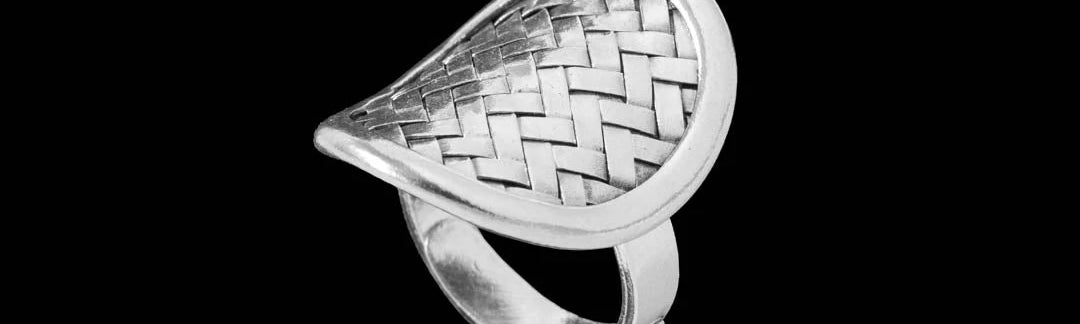 Bague artisanale en argent massif ethnique N°66 avec tissage de lamelles d'argent pur et médaillon ovale, design ethnique original - Itsara bijoux