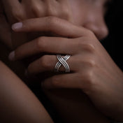 Bague artisanale en argent massif ethnique N°69 au design croisé, une véritable pièce ethnique et graphique. Le symbole de croix, renforcé par la patine, incarne protection et puissance dans un style intemporel - Itsara bijoux