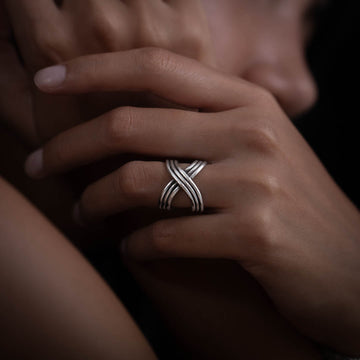 Bague artisanale en argent massif au design croisé, une véritable pièce ethnique et graphique. Le symbole de croix, renforcé par la patine, incarne protection et puissance dans un style intemporel.