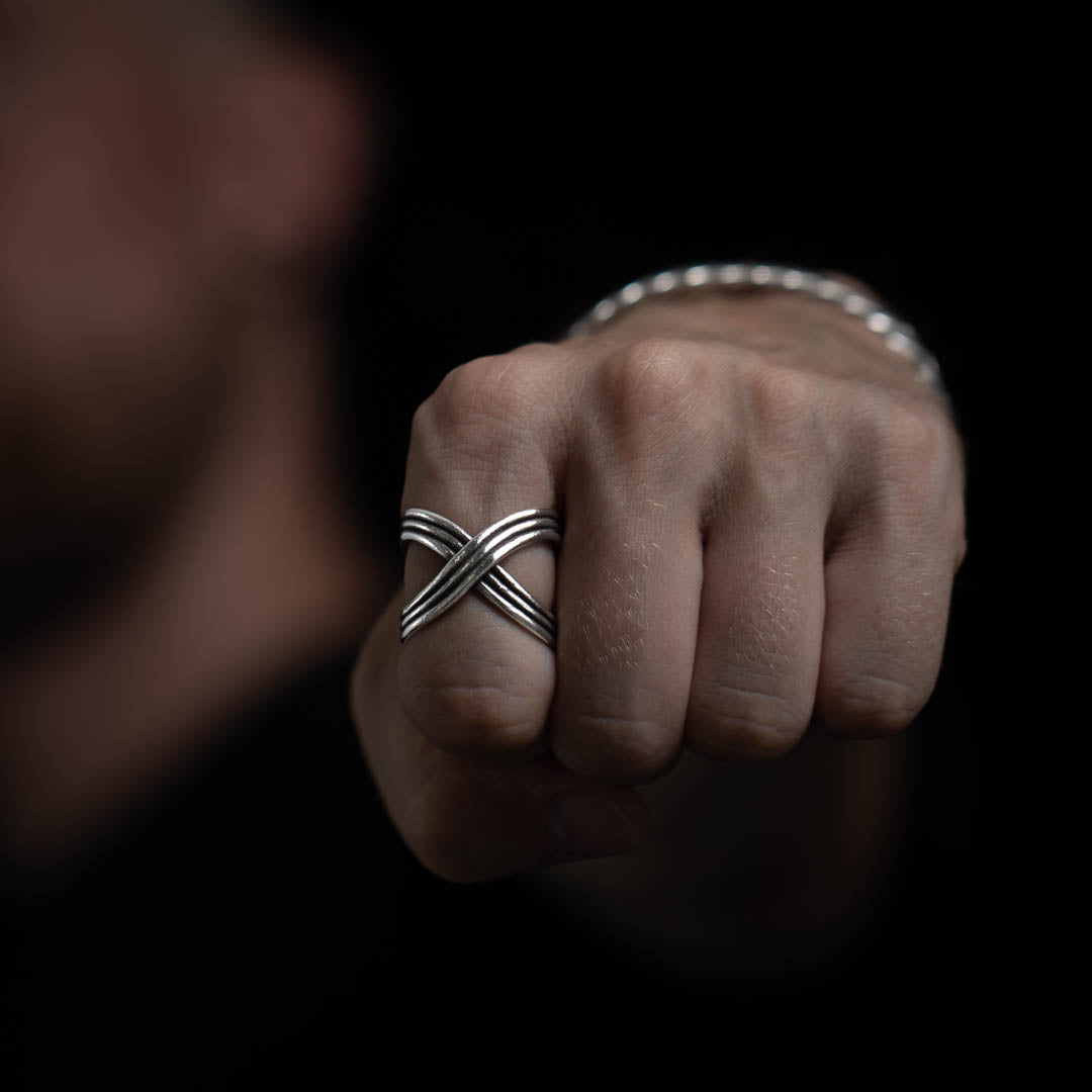 modèle masculin portant une bague en argent massif ethnique fabriquée entièrement à la main