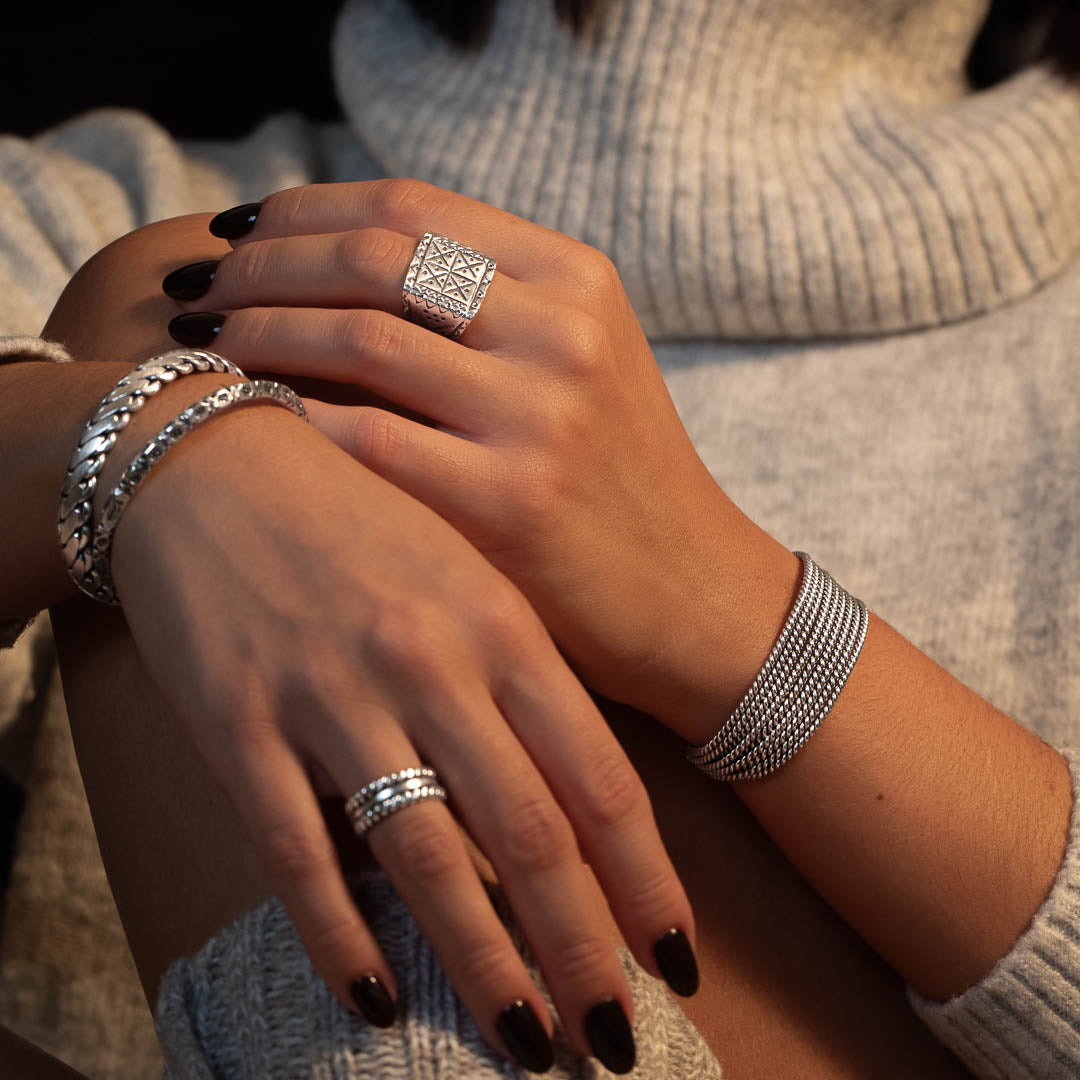 Bague artisanale en argent massif ethnique N°70, frappée de motifs ethniques, portée par une femme - Itsara bijoux