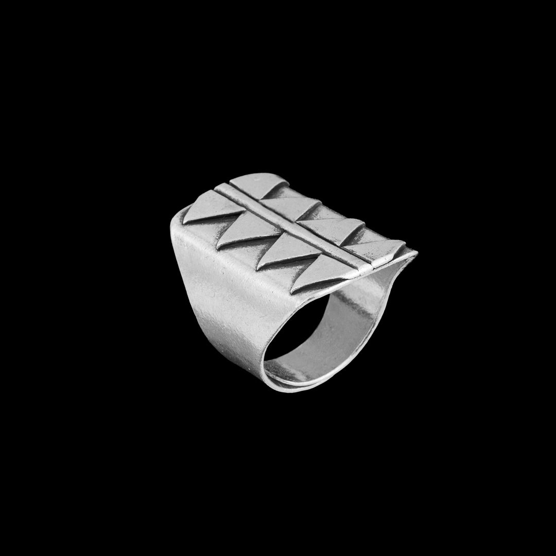 Grande bague ethnique N°81 en argent massif artisanale - bague aux motifs géométriques réalisée à la main en argent patiné - Itsara Bijoux 