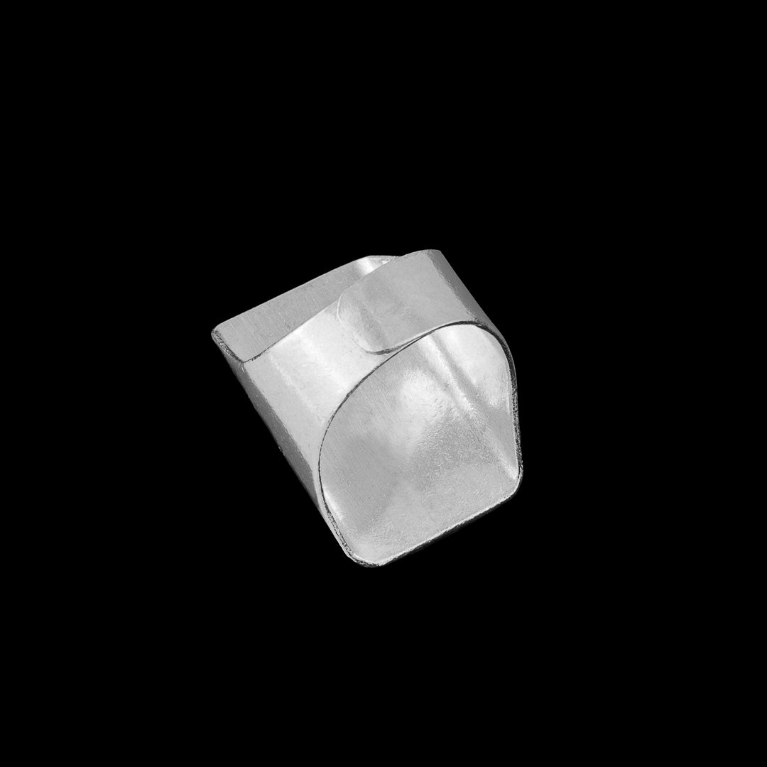 Grande bague ethnique N°81 en argent massif artisanale - bague aux motifs géométriques réalisée à la main en argent patiné - Itsara Bijoux 