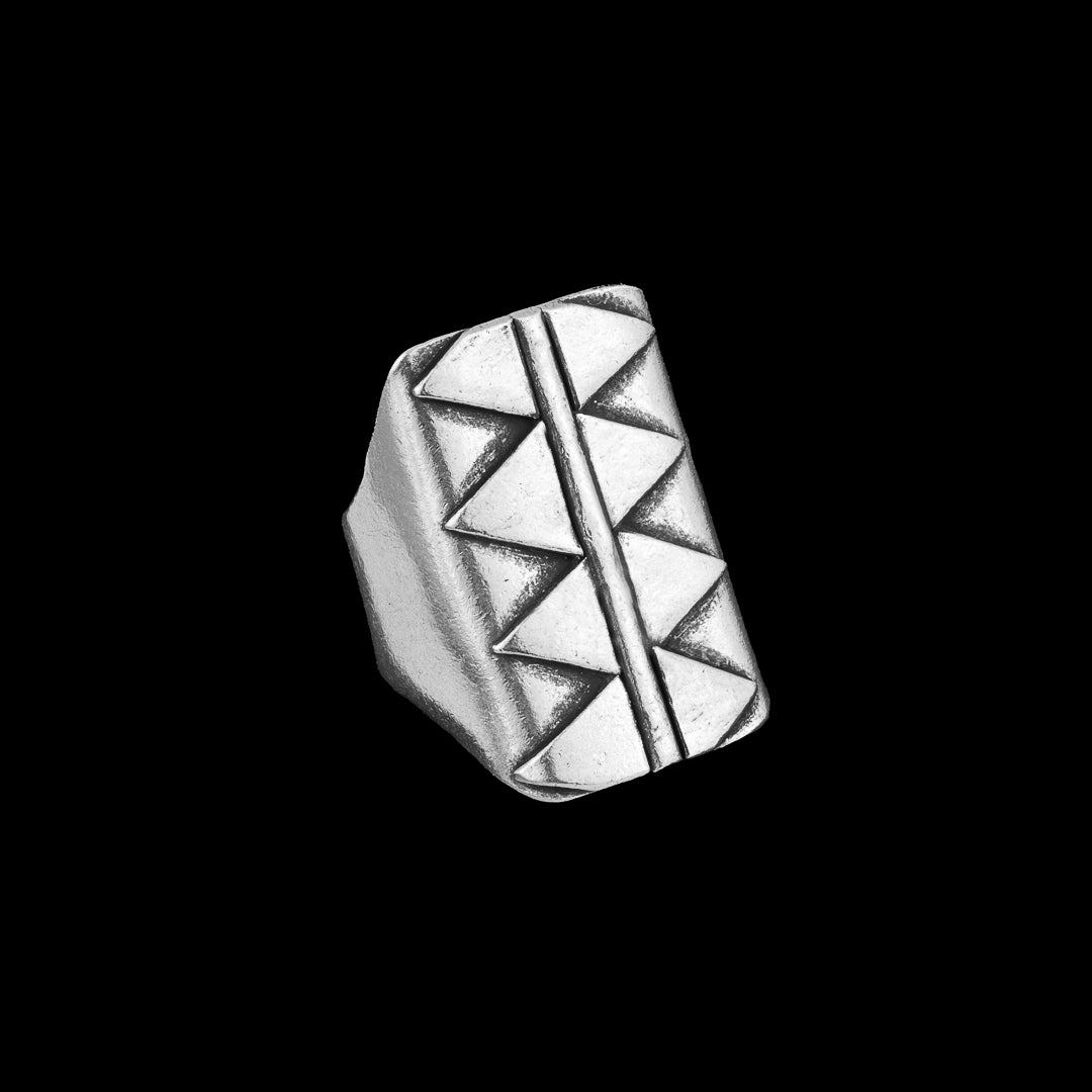 Grande bague ethnique N°81 en argent massif artisanale - bague aux motifs géométriques réalisée à la main en argent patiné - Itsara Bijoux 