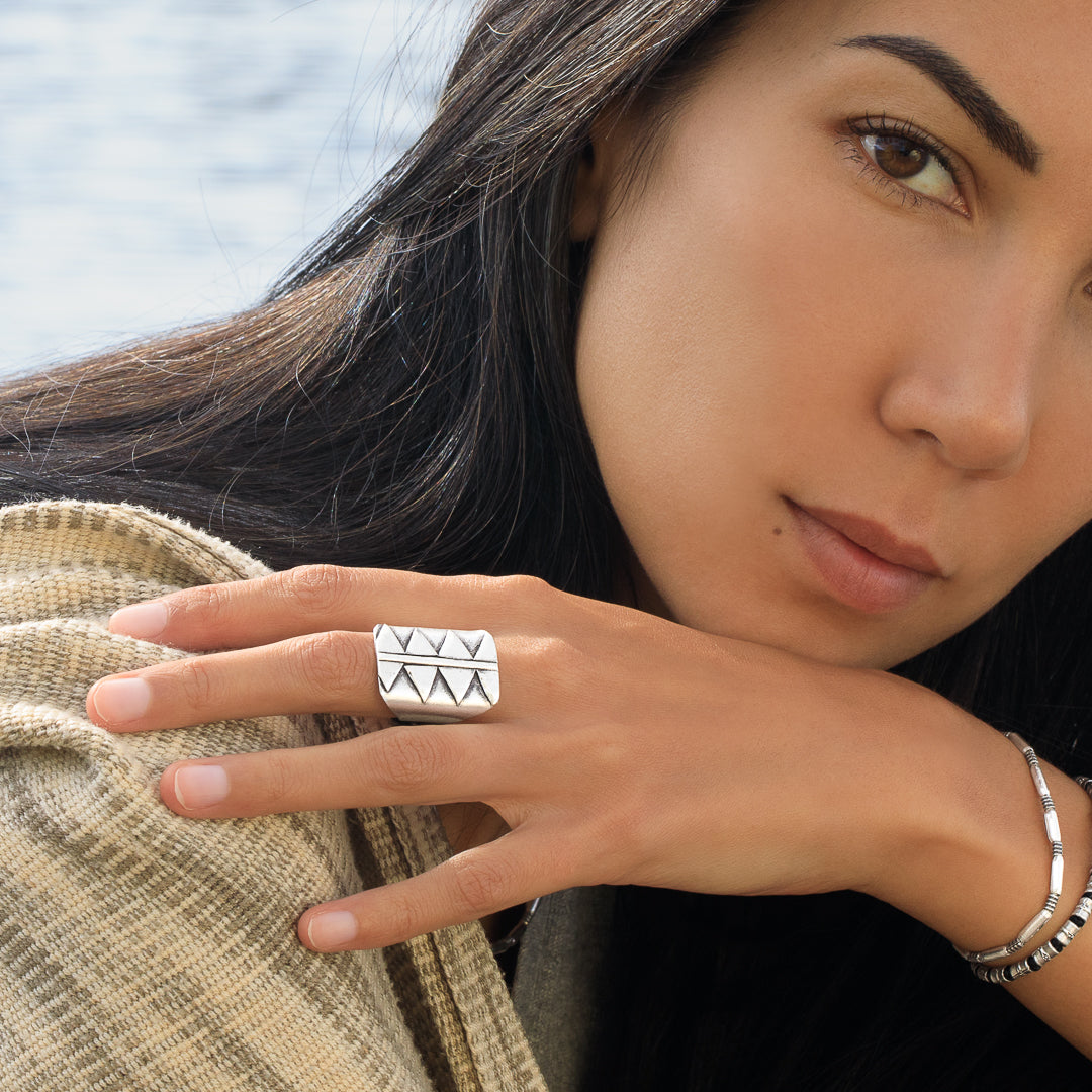 Grande bague ethnique N°81 en argent massif artisanale - bague aux motifs géométriques réalisée à la main en argent patiné - Itsara Bijoux 