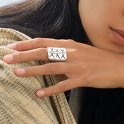 Grande bague ethnique N°81 en argent massif artisanale - bague aux motifs géométriques réalisée à la main en argent patiné - Itsara Bijoux 